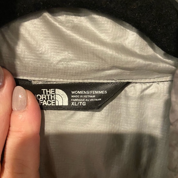 The North Face Women's Silver Puffer Jacket - Picture 4 of 4